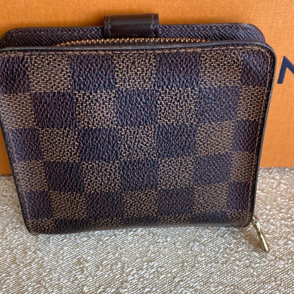Authentic LV Damier Ebene compact wallet - Picture 2 of 13
